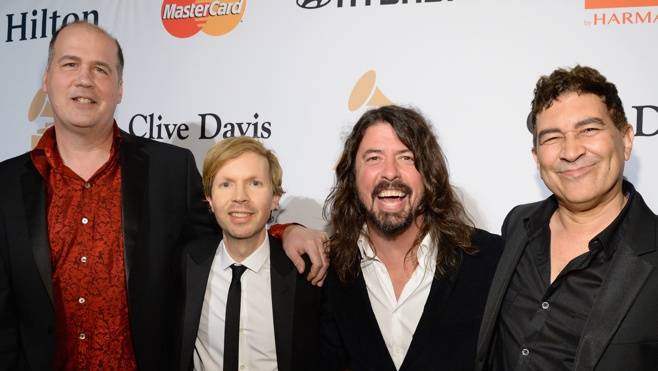 VIDEO: Nirvana vzdala po letech znovu poctu Davidu Bowiemu. Kurta Cobaina nahradil Beck