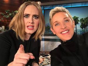 VIDEO: Adele u Ellen DeGeneres odčinila zaváhání z Grammy. Její vystoupení nemělo chybu