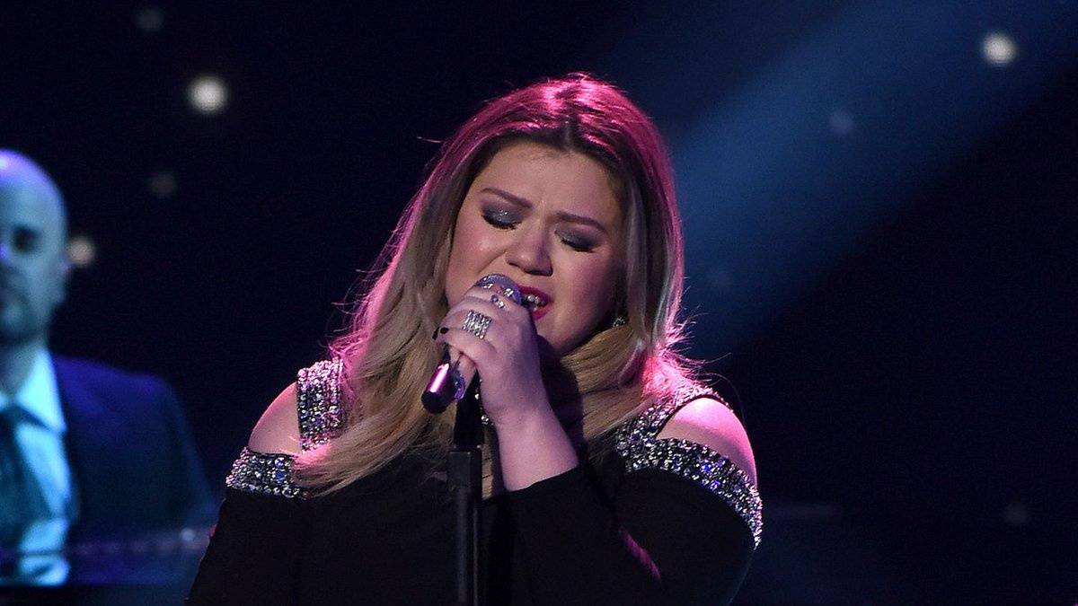 VIDEO: Kelly Clarkson v slzách: při vystoupení v American Idol ji skolily emoce