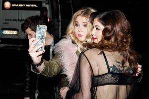 VIDEO: Jak vypadá šoubyznys pohledem Celeste Buckingham? O tom je nový klip Hello