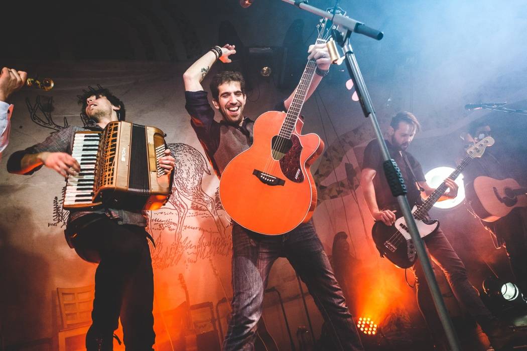 VIDEO: Jelen má Vlčí srdce a hlavu psí. První singl z nové desky se dočkal klipu