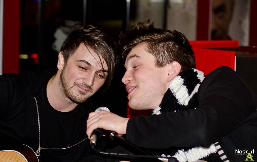 VIDEO: Martin Harich hrál v kavárně hity svoje, Anety Langerové i Christiny Aguilery