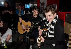 VIDEO: Martin Harich hrál v kavárně hity svoje, Anety Langerové i Christiny Aguilery