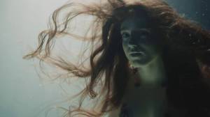 VIDEO: Birdy ve Wild Horses rozehrává love story mezi mořskou pannou a potápěčem