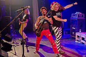 TOP 6 videoklipů týdne (84.): Anthrax sekají končetiny, Visací zámek pějí o patáliích popových hvězd