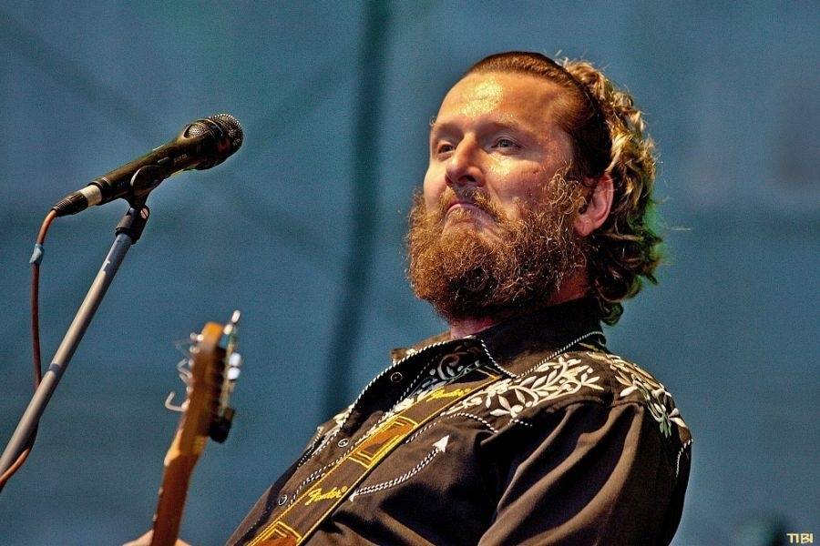 TOP 6 videoklipů týdne (87.): The Neighbourhood ve spárech drsných holek, Divokej Bill si užívá koncertování