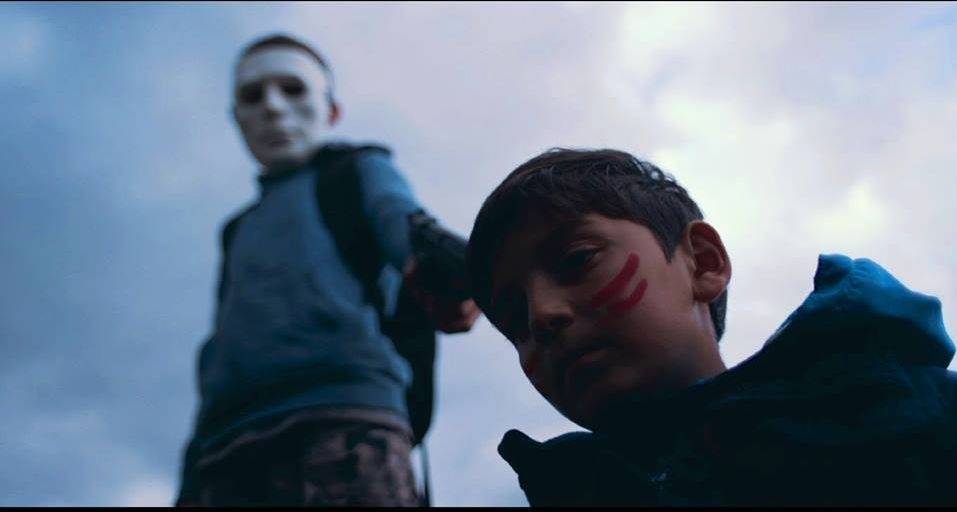 VIDEO: Děti si hrají se zbraněmi a The Fellas zpívají o svém strachu