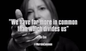 VIDEO: Portishead volají SOS. V temném coveru hitu skupiny ABBA citují zavražděnou Jo Cox