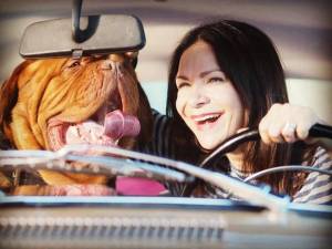 VIDEO: Anna K. jako taxikářka vozí Šárku Strachovou i Fantomase