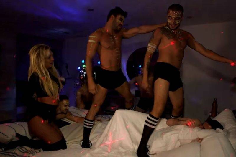 VIDEO: Polonahá Britney Spears se znovu kroutí. Moderátorovi talk show vlezla až do postele