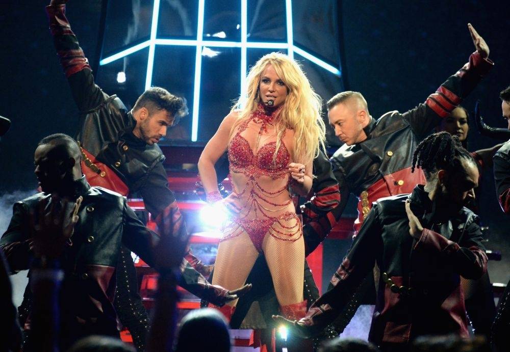 VIDEO: Polonahá Britney Spears se znovu kroutí. Moderátorovi talk show vlezla až do postele