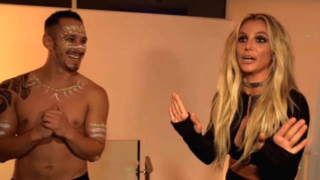 VIDEO: Polonahá Britney Spears se znovu kroutí. Moderátorovi talk show vlezla až do postele