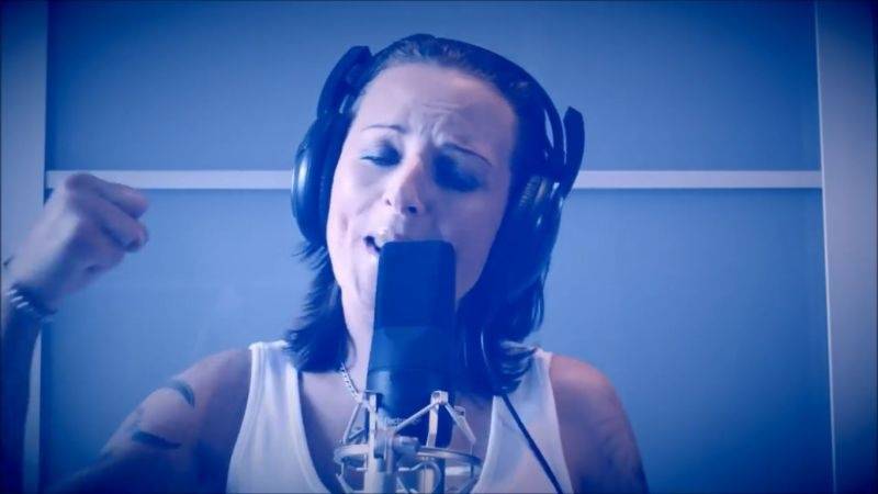 VIDEO: Olivii Žižkové ostuda v Česku nestačí. Svůj demagogický hit nazpívala v angličtině