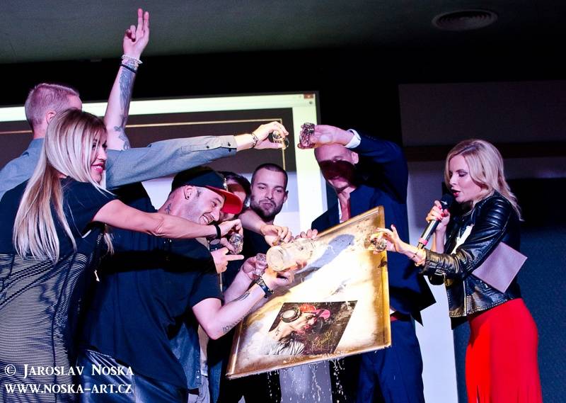 VIDEO: Superstar, večírky, Agáta Hanychová. Česky zpívající Sámer Issa se ohlíží za svým životem