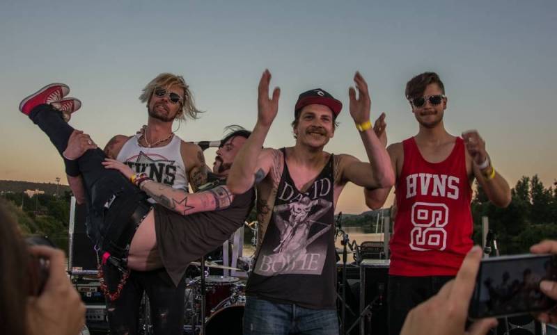 VIDEOPREMIÉRA: Zpátky do lavic! ukradenÝovoce vítá školní rok s klipem Poletím II