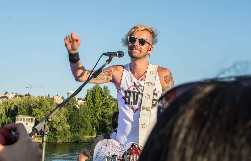 VIDEOPREMIÉRA: Zpátky do lavic! ukradenÝovoce vítá školní rok s klipem Poletím II