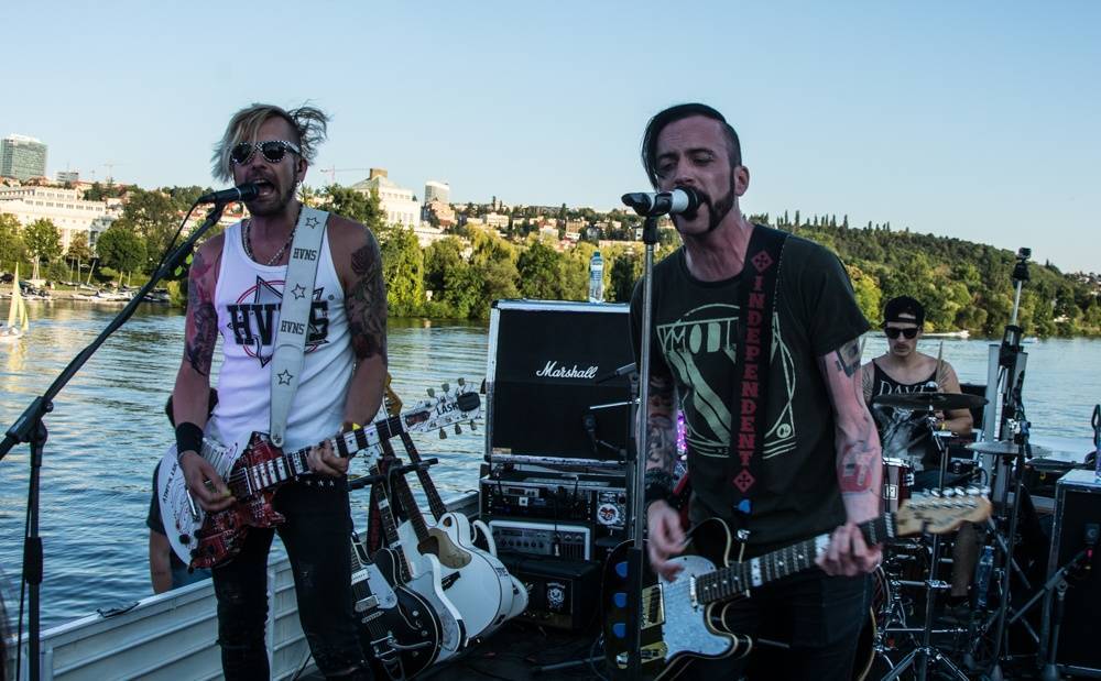 VIDEOPREMIÉRA: Zpátky do lavic! ukradenÝovoce vítá školní rok s klipem Poletím II