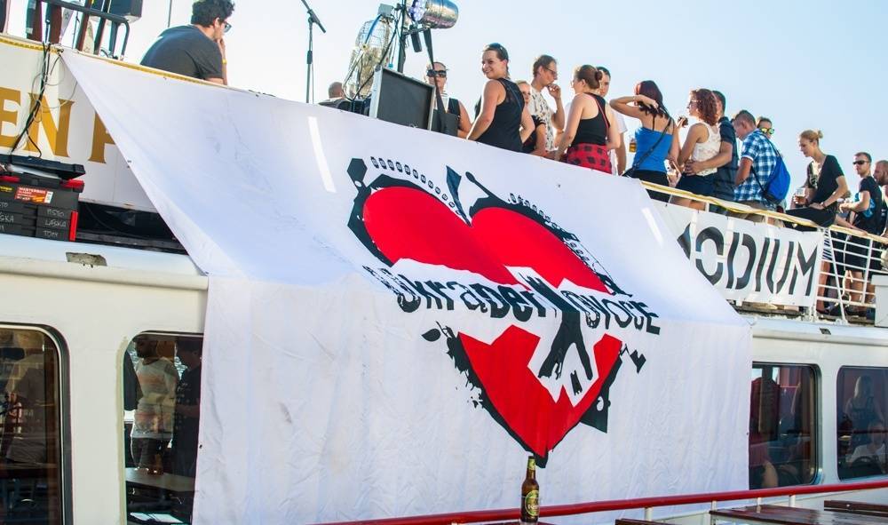 VIDEOPREMIÉRA: Zpátky do lavic! ukradenÝovoce vítá školní rok s klipem Poletím II