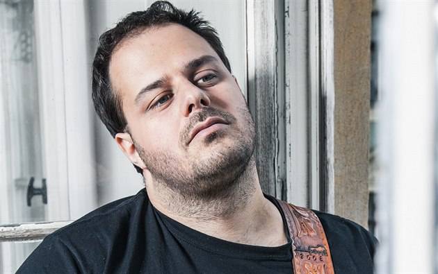 VIDEO: Xindl X zvážněl. Zpívá ztracené Popelce, novou desku věnoval topícím se lidem