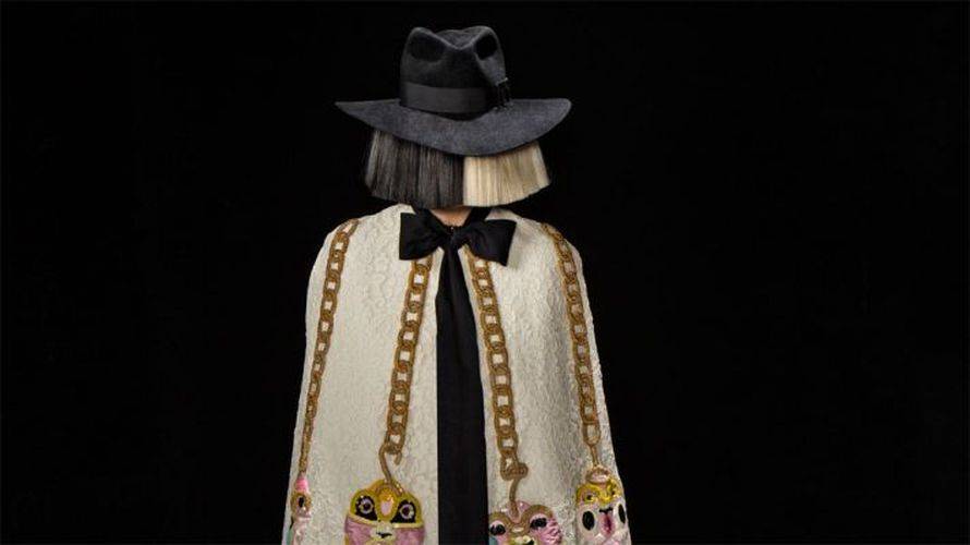 VIDEO: Sia zpívá, Maddie Ziegler tančí  - epizoda 5. Paruka je tentokrát celá černá