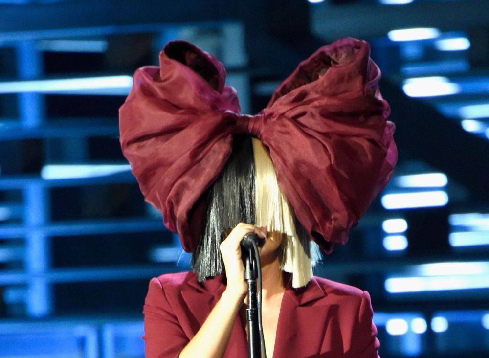 VIDEO: Sia zpívá, Maddie Ziegler tančí  - epizoda 5. Paruka je tentokrát celá černá