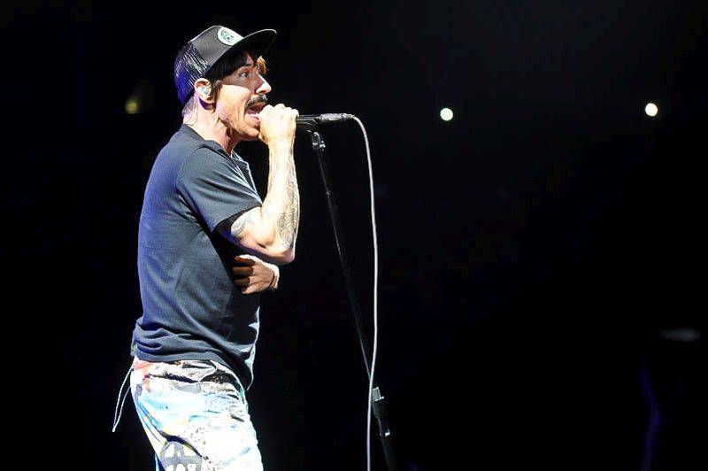 VIDEO: Red Hot Chili Peppers odhodili kalhoty a parodují slavný film