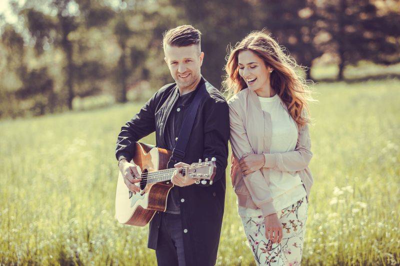 VIDEOPREMIÉRA: Jan Nedvěd z Bek Ofis věří, že láska nezná hranic. V klipu mu hraje i Česká Miss Andrea Bezděková