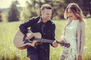 VIDEOPREMIÉRA: Jan Nedvěd z Bek Ofis věří, že láska nezná hranic. V klipu mu hraje i Česká Miss Andrea Bezděková