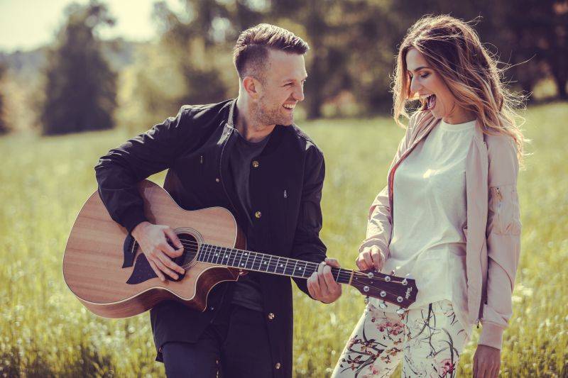 VIDEOPREMIÉRA: Jan Nedvěd z Bek Ofis věří, že láska nezná hranic. V klipu mu hraje i Česká Miss Andrea Bezděková