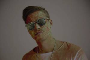 VIDEO: Tohle je svět Matěje Vávry. V novém klipu si zahrála i Celeste Buckingham