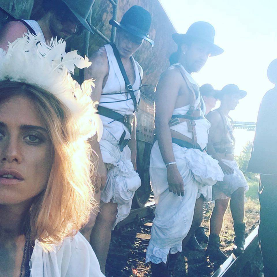 VIDEO: Emma Smetana a Jordan Haj jsou ve Velvet Dress hrdinové bollywoodského westernu se špatným koncem