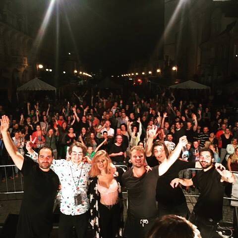 VIDEO: Emma Smetana a Jordan Haj jsou ve Velvet Dress hrdinové bollywoodského westernu se špatným koncem