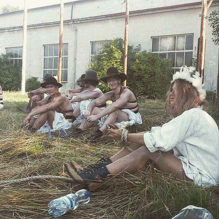 VIDEO: Emma Smetana a Jordan Haj jsou ve Velvet Dress hrdinové bollywoodského westernu se špatným koncem