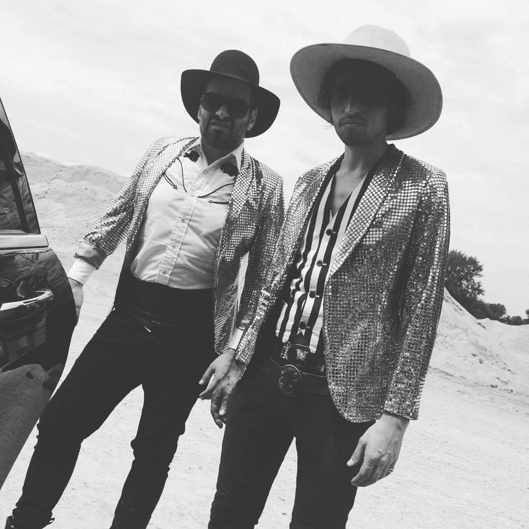 VIDEO: Emma Smetana a Jordan Haj jsou ve Velvet Dress hrdinové bollywoodského westernu se špatným koncem