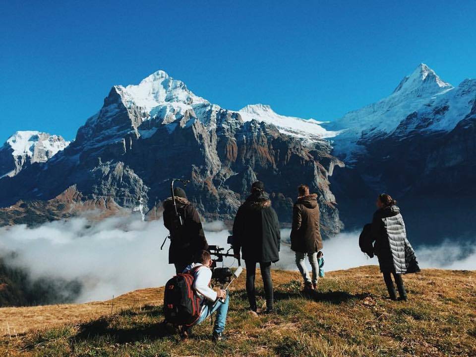 VIDEO: Poslední píseň Celeste Buckingham má klip z vylidněné Paříže i vrcholků Alp