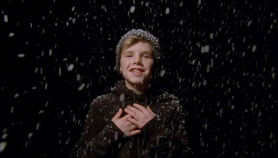 VIDEO: Cruz Beckham, syn Victorie a Davida Beckhamových, nazpíval vánoční song pro charitu