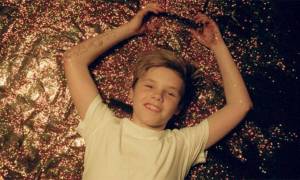 VIDEO: Cruz Beckham, syn Victorie a Davida Beckhamových, nazpíval vánoční song pro charitu