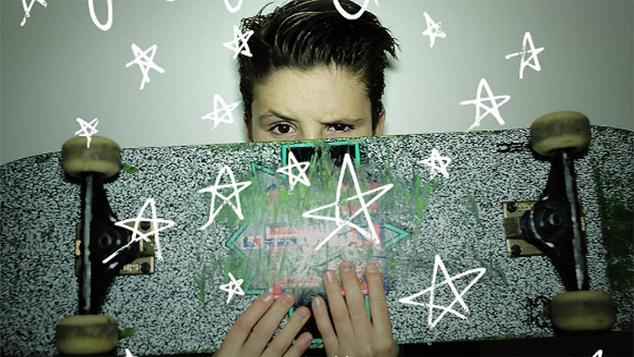 VIDEO: Cruz Beckham, syn Victorie a Davida Beckhamových, nazpíval vánoční song pro charitu