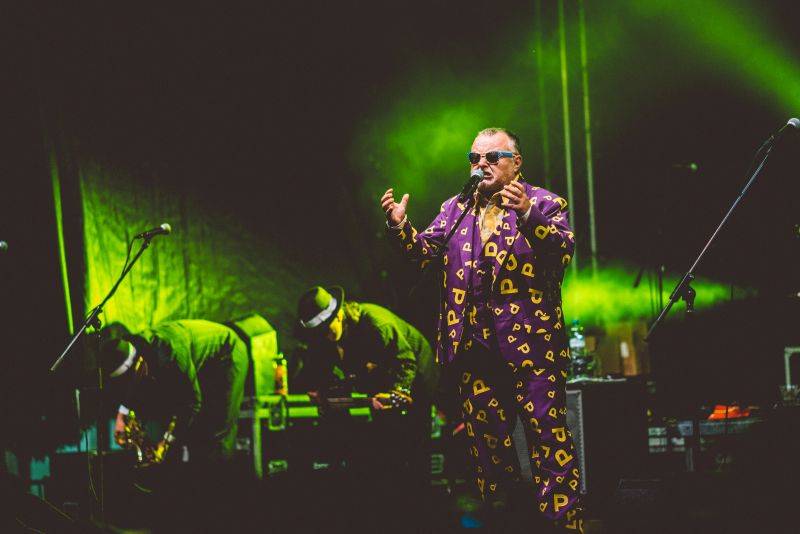 VIDEO: Doctor P.P. si v klipové road movie utahuje ze Zemana, Trumpa i Slavíka