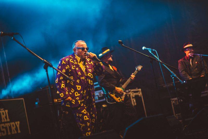 VIDEO: Doctor P.P. si v klipové road movie utahuje ze Zemana, Trumpa i Slavíka