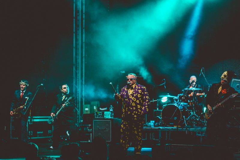 VIDEO: Doctor P.P. si v klipové road movie utahuje ze Zemana, Trumpa i Slavíka