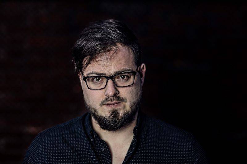 VIDEO: Čerstvý táta David Stypka vydává klip Neboj a dokončuje desku plnou strachu