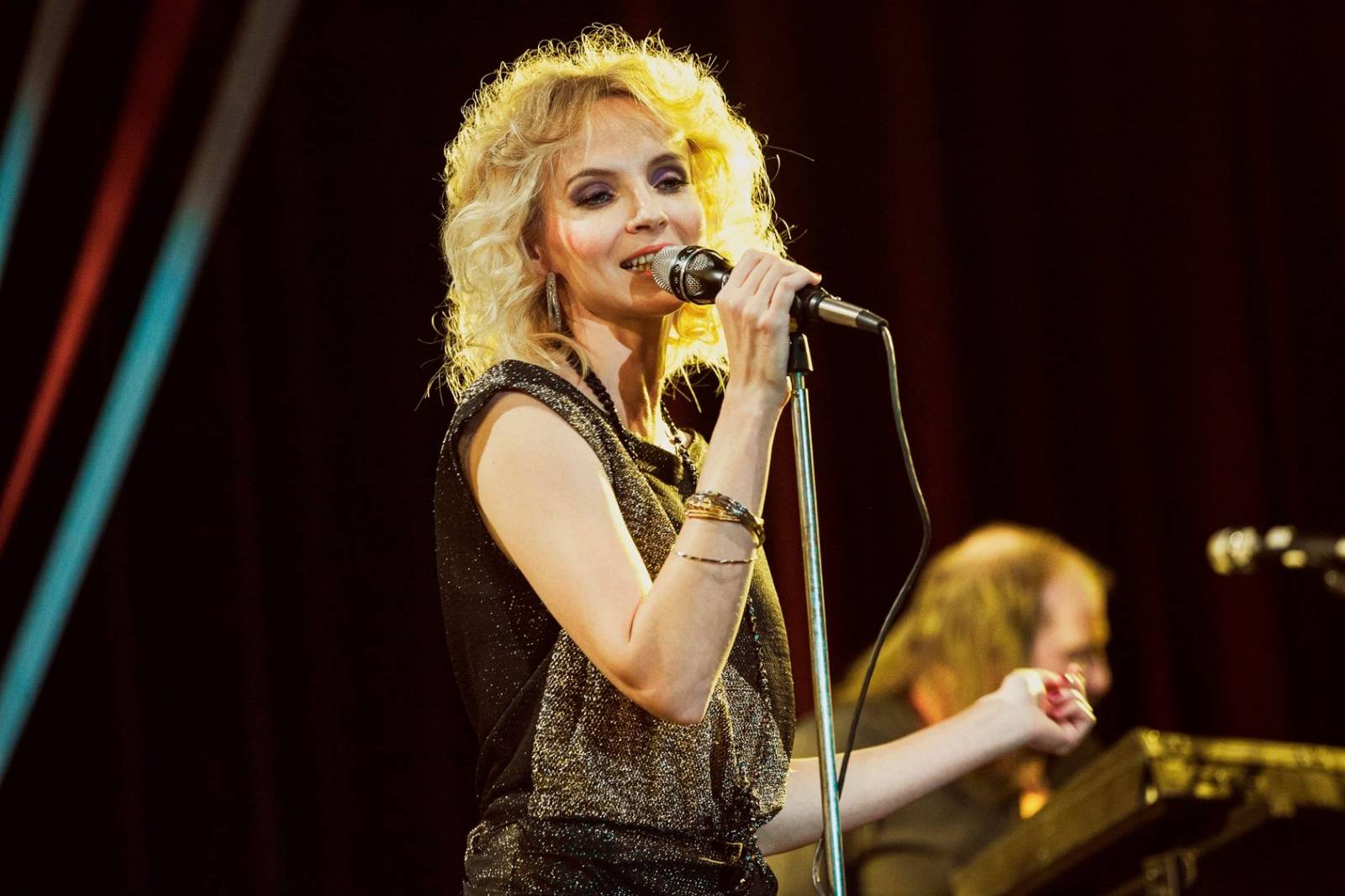 VIDEO: Písnička ze seriálu České televize paroduje socialistické umělce. Přicházejí Sloky Luboše Nováčka