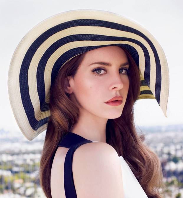 VIDEO: Lana Del Rey s květy ve vlasech i na cestě vesmírem