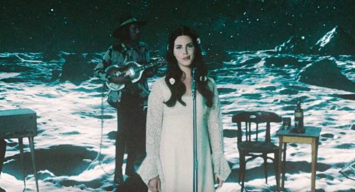 VIDEO: Lana Del Rey s květy ve vlasech i na cestě vesmírem