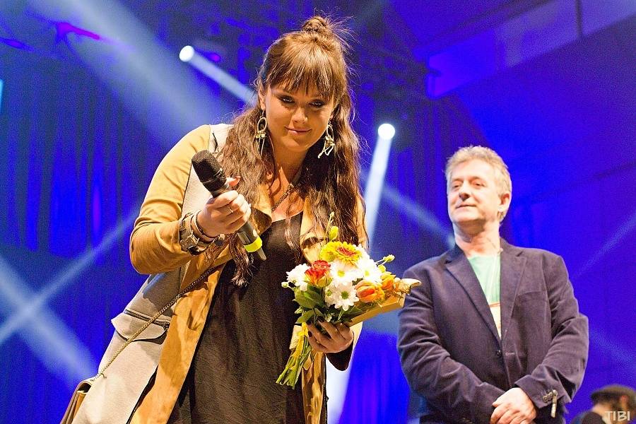 VIDEO: Ewa Farna zpívá metal, reggae, blues i operu. Poslechněte si 7 verzí jejího hitu