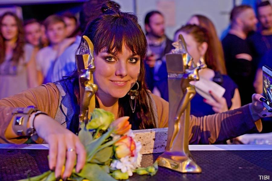 VIDEO: Ewa Farna zpívá metal, reggae, blues i operu. Poslechněte si 7 verzí jejího hitu