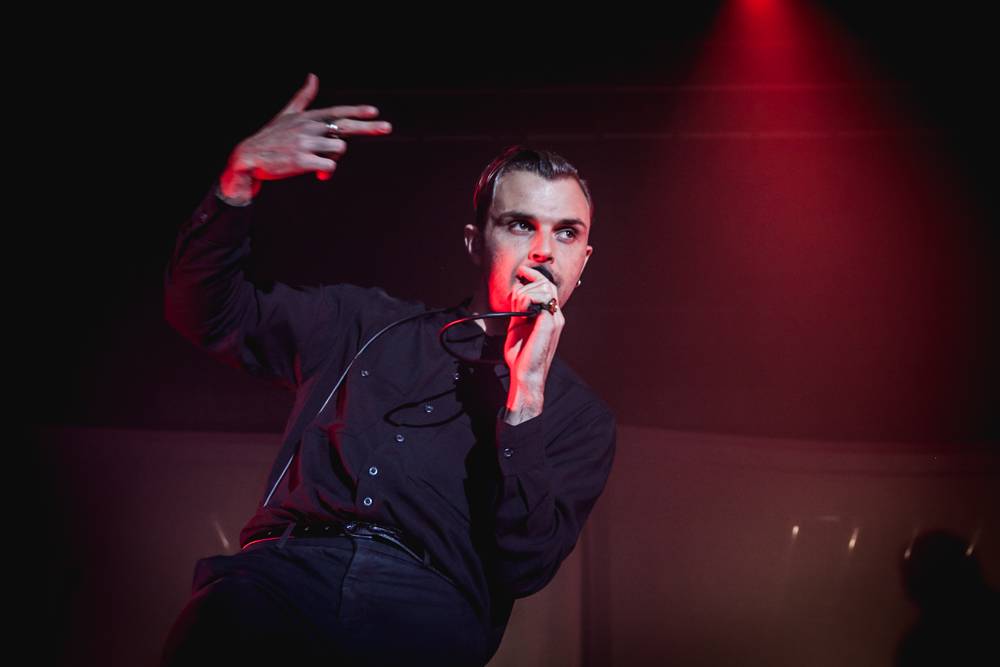 VIDEO: Krev, ponížení, pomsta. To je nový klip Hurts