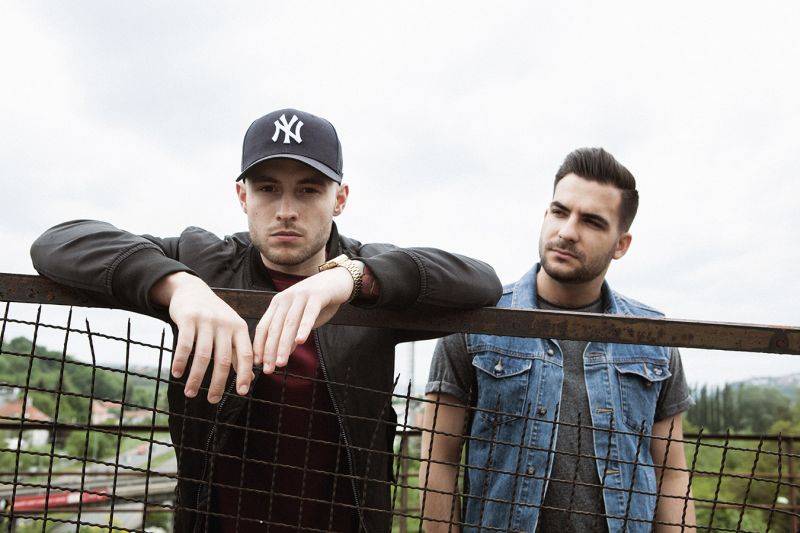 TOP 8 videoklipů týdne (137.): Midi Lidi na bizarním srazu Kjůristů, rapující Celeste Buckingham i popoví Paramore