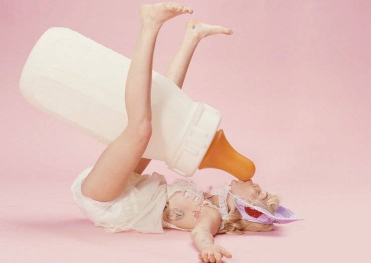 VIDEO: Miley Cyrus už není zlobivá holka. V Malibu vůbec nešokuje